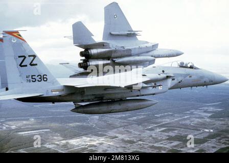 Eine Luft-Luft-Ansicht von der rechten Unterseite eines F-15 Eagle-Flugzeugs, das während einer Mission für die japanische Luftwaffe (JASDF) und US Air Force EXERCISE COPE NORTH 84-1 Formation mit einer anderen F-15 bricht. Die Flugzeuge sind der 67. Taktischen Kampfstaffel, dem 18. Taktischen Kampfflugflügel, dem Kadena-Luftwaffenstützpunkt, Japan zugeordnet. Betreff Betrieb/Serie: COPE NORD 84-1 Land: Japan (JPN) Stockfoto