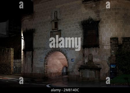 Plasencia, Spanien - 25. Dezember 2022: Die Puerta de Trujillo ist ein alter Eingang in die mittelalterlichen Mauern von Plasencia. Extremadura. Stockfoto