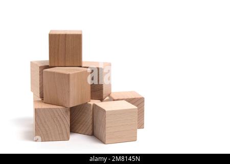 Buche Holzwürfel weißer Hintergrund Stockfoto