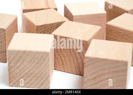 Buche Holzwürfel weißer Hintergrund Stockfoto
