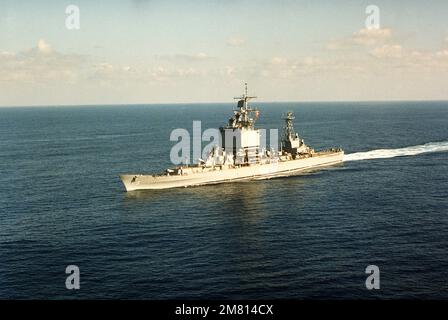 Ein Luftbordblick auf den nuklearbetriebenen geführten Raketenkreuzer USS LONG BEACH (CGN-9), der im Gange ist. Land: Pazifik (POC) Stockfoto