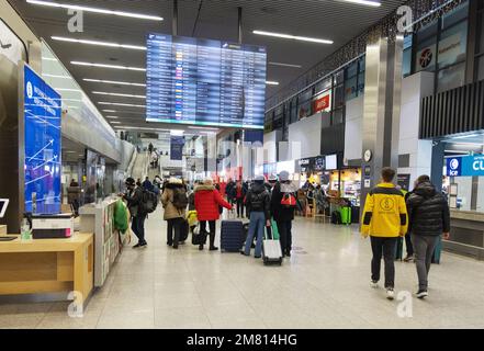 Leute im Terminal des Flughafens Krakau, alias. Internationaler Flughafen John Paul II Kraków-Balice; Krakau, Polen, Europa Stockfoto