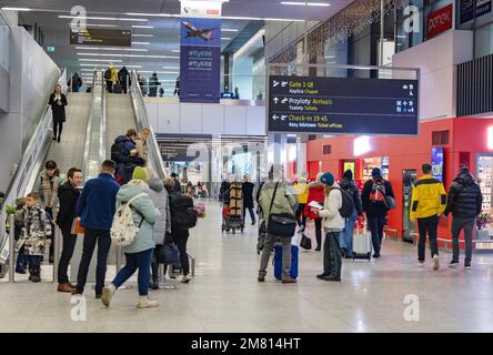 Leute im Terminal des Flughafens Krakau, alias. Internationaler Flughafen John Paul II Kraków-Balice; Krakau, Polen, Europa Stockfoto