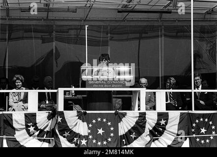 Joan Clark, Ehefrau des nationalen Sicherheitsberaters William P. Clark, liest einen Brief von Präsident Reagan an die Familie des verstorbenen Sen Henry M. Jackson, D-Washington. Sie nimmt an der Abschusszeremonie für das nuklearbetriebene strategische Raketen-U-Boot HENRY M. JACKSON (SSBN-730) Teil. Basis: Croton Bundesstaat: Connecticut (CT) Land: Vereinigte Staaten von Amerika (USA) Stockfoto