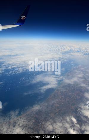 Blick aus dem Flugzeug Fenster TS Airlines Logo und Flügel, Golf von Biskaya, Französisch Küste mit Altocumulus Stratiformis Wolken. Stockfoto