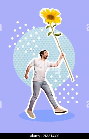 Vertikales Collagenbild eines überfreulichen positiven Typen, der den Arm springt, hält eine große Sonnenblume isoliert auf dem Zeichnungshintergrund Stockfoto