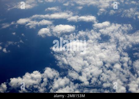 Blick aus dem Flugzeug Fenster von Cumulus-Wolken Stockfoto