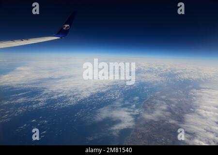 Blick aus dem Flugzeug Fenster TS Airlines Logo und Flügel, Golf von Biskaya, Französisch Küste mit Altocumulus Stratiformis Wolken. Stockfoto