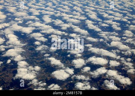 Blick aus dem Flugzeug Fenster von Cumulus-Wolken Stockfoto