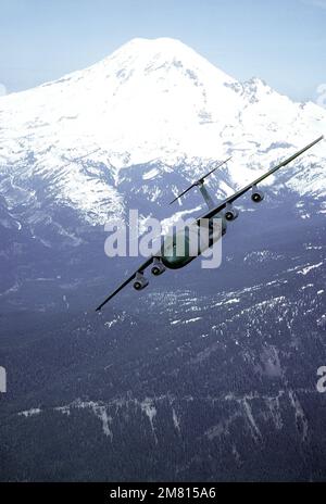 Eine Air-to-Air-Vorderansicht eines C-141-Starlifter-Flugzeugs aus dem 62. Military Airlift Wing, der an Mount St. vorbeifliegt Helens. Bundesstaat: Oregon (OR) Land: Vereinigte Staaten von Amerika (USA) Stockfoto