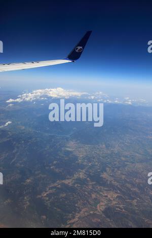 Blick aus dem Flugzeug Fenster TS Airlines Logo und Flügel, Golf von Biskaya, Französisch Küste mit Altocumulus Stratiformis Wolken. Stockfoto