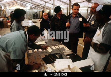 Der Agent David Kemmick vom Air Force Office of Special Investigations überwacht die Fingerabdrücke im Verarbeitungszentrum zur Vorbereitung der aus Beirut, Libanon, ankommenden Meeresopfer. Die Opfer sind das Ergebnis eines Bombenanschlags auf die Kaserne und das Hauptquartier der Marine. Basis: Rhein-Main-Luftwaffenstützpunkt Land: Deutschland / Deutschland (DEU) Stockfoto