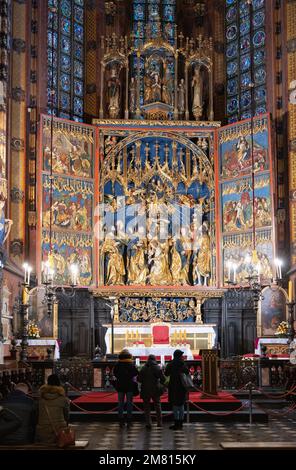 Touristen in der Marienkirche Krakauer Innenraum; kunstvoll verzierte Einrichtung des Schiffes und des Altars, im Inneren der Marienkirche, der Krakauer Altstadt, Krakau Polen Europa Stockfoto