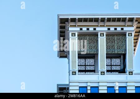 Turm und wolkenloser Himmel in Uptown Charlotte, North Carolina. Stockfoto