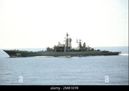 Ein Hafenstrahl-Blick auf den im Gange befindlichen sowjetischen nuklearbetriebenen Raketenkreuzer KIROV (O65). Land: Unbekannt Stockfoto