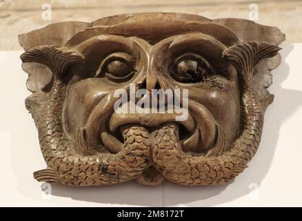 Groteske, aus Holz geschnitzte Gesichter im Schatzmuseum der Cuenca-Kathedrale Castilla-La Mancha Spanien Stockfoto