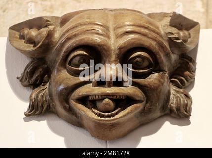 Groteske, aus Holz geschnitzte Gesichter im Schatzmuseum der Cuenca-Kathedrale Castilla-La Mancha Spanien Stockfoto