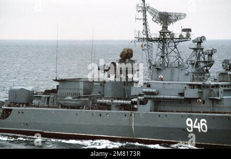 Eine steuerbordseitige (inmitten von Schiffen) Sicht auf die sowjetische Krivak-II-Klasse-gesteuerte Raketenfregatte 946 (FFG 946) im Gange. Land: Atlantik (AOC) Stockfoto