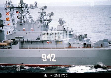 Eine steuerbordseitige (inmitten von Schiffen) Sicht auf die sowjetische Raketenfregatte REZVY (FFG 942) der Klasse 'KRIVAK II' im Gange. Land: Atlantik (AOC) Stockfoto