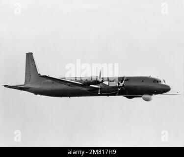 Eine Air-to-Air-Ansicht von rechts auf ein sowjetisches U-Boot-Kampfflugzeug vom I1. Bis 38. Mai. Land: Atlantik (AOC) Stockfoto