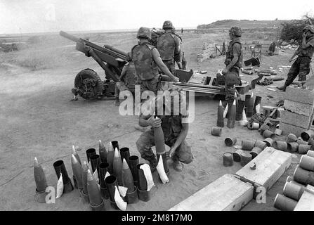82. Artilleristen der Luftwaffe bereiten sich darauf vor, einen M102 105-mm-Haubitzer abzufeuern, während sie Artillerieunterstützung für die multifunktionale, multinationale Operation "URGENT WUT" bieten. Betreff Betrieb/Serie: URGENT FURY Country: Grenada (GRD) Stockfoto