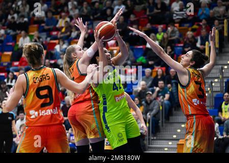 Prag, Tschechische Republik. 11. Januar 2023. L-R Queralt Casas und Lauren Cox von Valencie und Brionna Jones von USK und Alba Torrens von Valencie in Aktion während des Spiels der Europäischen Frauen-Basketball-Liga in der sechsten Runde Einer Gruppe: USK Praha gegen Olympiakos Pireus in Prag, Tschechische Republik, 11. Januar 2023. Kredit: Ondrej Deml/CTK Photo/Alamy Live News Stockfoto