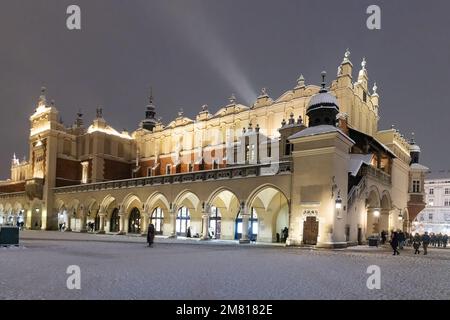 Krakauer Tuchsaal beleuchtet bei Nacht; Krakauer Hauptmarktplatz UNESCO-Weltkulturerbe, Krakauer Altstadt, Krakau Polen Stockfoto