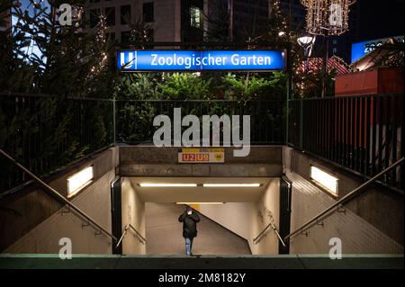 09.12.2022, Berlin, Deutschland, Europa - beleuchtetes Schild am Eingang zur U-Bahn-Station Zoologischer Garten am Breitscheidplatz. Stockfoto