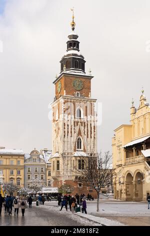 Rathausturm aus dem 14. Jahrhundert im Winter, Krakauer Marktplatz, Krakauer Altstadt, Krakauer Polengebäude. Stockfoto