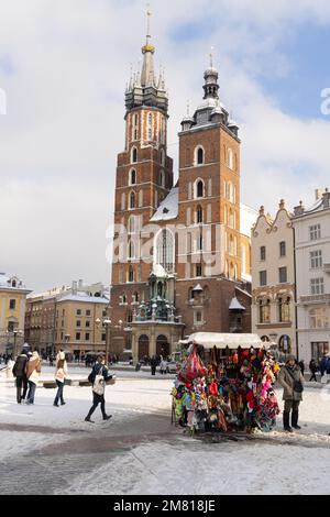 Krakauer Marktplatz und Marienkirche und Marktstand im Winterschnee zu Weihnachten; Krakauer Altstadt, Krakau Polen Europa. Stockfoto