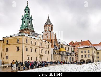Außenansicht des Krakauer Wawelschlosses - Besucher des Wawelschlosses im Winterschnee, Krakauer Altstadt, Krakau Polen Europa Stockfoto