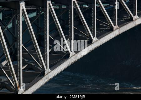 Die Formen, Winkel und Geometrie der umgekehrten Falls Bridge in Saint John, New Brunswick. Stockfoto