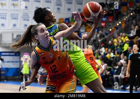 Prag, Tschechische Republik. 11. Januar 2023. L-R Laia Lamana von Valencie und Valeriane Vukosavljevic von USK in Aktion während des Spiels der Europäischen Frauen-Basketball-Liga in der sechsten Runde Einer Gruppe: USK Praha gegen Olympiakos Pireus in Prag, Tschechische Republik, 11. Januar 2023. Kredit: Ondrej Deml/CTK Photo/Alamy Live News Stockfoto