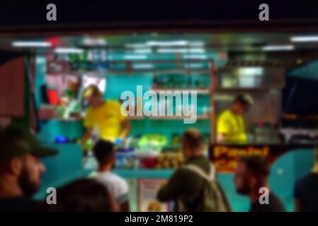 Straßenverkaufswagen spät in der Nacht. Verschwommenes Bild. Stockfoto