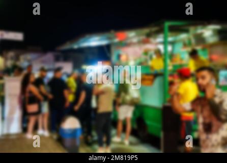 Straßenverkaufswagen spät in der Nacht. Verschwommenes Bild. Stockfoto