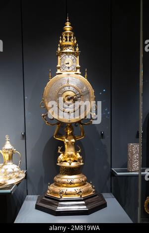 Mittelalterliche astronomische Uhr aus vergoldetem Messing, Stahl und Ebony aus dem Jahr 1662-1680 von Wolbrecht von Torun; im Wawelschloss-Museum, Krakau, Polen Stockfoto