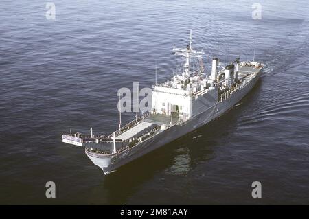 Bugansicht des Tanklandeschiffs USS FRESNO (LST-1182) der Newport-Klasse aus der Luft. Land: Pazifik (POC) Stockfoto