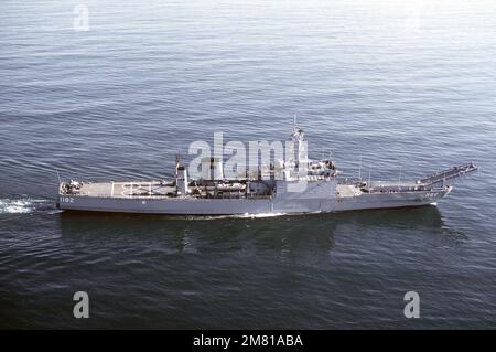 Steuerbord-Strahlansicht des Panzerlandeschiffs USS FRESNO (LST-1182) der Newport-Klasse aus der Luft. Land: Pazifik (POC) Stockfoto