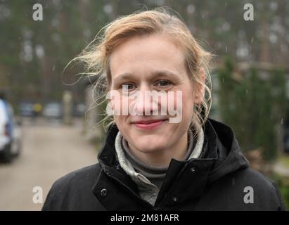 Potsdam, Deutschland. 11. Januar 2023. Sabine Buder, geschäftsführende Direktorin Forum Nature Brandenburg eingetragene Vereinigung und Tierärztin, mit Pressetermin auf der Falkenwerft potsdam wegen der Ablehnung detaillierter Anträge der höchsten Jagdbehörde des Umweltministeriums seit November 2022. Somit sind wichtige Einkommen des nationalen Jagdverbands nichtig. Kredit: Jens Kalaene/dpa/Alamy Live News Stockfoto