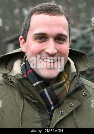 Potsdam, Deutschland. 11. Januar 2023. Kai Hamann, geschäftsführender Direktor des nationalen Jagdverbands Brandenburg (LJVB), mit Pressetermin auf der Werft Potsdam wegen der Ablehnung detaillierter Bewerbungen durch die höchste Jagdbehörde des Umweltministeriums seit November 2022. Somit sind wichtige Einkommen des nationalen Jagdverbands nichtig. Kredit: Jens Kalaene/dpa/Alamy Live News Stockfoto