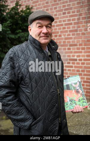 Potsdam, Deutschland. 11. Januar 2023. Dirk-Henner Wellershoff, Präsident des nationalen Jagdverbands Brandenburg Registered Association, kommt zu einem Pressetermin auf der Falkenwerft Potsdam, weil die höchste Jagdbehörde des Umweltministeriums seit November 2022 detaillierte Anträge abgelehnt hat. Somit sind wichtige Einkommen des nationalen Jagdverbands nichtig. Kredit: Jens Kalaene/dpa/Alamy Live News Stockfoto