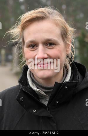 Potsdam, Deutschland. 11. Januar 2023. Sabine Buder, geschäftsführende Direktorin Forum Nature Brandenburg eingetragene Vereinigung und Tierärztin, mit Pressetermin auf der Falkenwerft potsdam wegen der Ablehnung detaillierter Anträge der höchsten Jagdbehörde des Umweltministeriums seit November 2022. Somit sind wichtige Einkommen des nationalen Jagdverbands nichtig. Kredit: Jens Kalaene/dpa/Alamy Live News Stockfoto