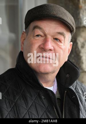 Potsdam, Deutschland. 11. Januar 2023. Dirk-Henner Wellershoff, Präsident des nationalen Jagdverbands Brandenburg Registered Association, spricht mit einem Pressetermin auf der Falkenwerft potsdam über die Ablehnung detaillierter Anträge der höchsten Jagdbehörde des Umweltministeriums seit November 2022. Somit sind wichtige Einkommen des nationalen Jagdverbands nichtig. Kredit: Jens Kalaene/dpa/Alamy Live News Stockfoto