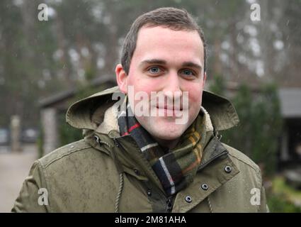 Potsdam, Deutschland. 11. Januar 2023. Kai Hamann, geschäftsführender Direktor des nationalen Jagdverbands Brandenburg (LJVB), mit Pressetermin auf der Werft Potsdam wegen der Ablehnung detaillierter Bewerbungen durch die höchste Jagdbehörde des Umweltministeriums seit November 2022. Somit sind wichtige Einkommen des nationalen Jagdverbands nichtig. Kredit: Jens Kalaene/dpa/Alamy Live News Stockfoto