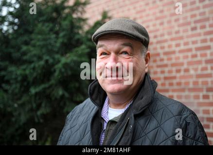 Potsdam, Deutschland. 11. Januar 2023. Dirk-Henner Wellershoff, Präsident des nationalen Jagdverbands Brandenburg Registered Association, kommt zu einem Pressetermin auf der Falkenwerft Potsdam, weil die höchste Jagdbehörde des Umweltministeriums seit November 2022 detaillierte Anträge abgelehnt hat. Somit sind wichtige Einkommen des nationalen Jagdverbands nichtig. Kredit: Jens Kalaene/dpa/Alamy Live News Stockfoto