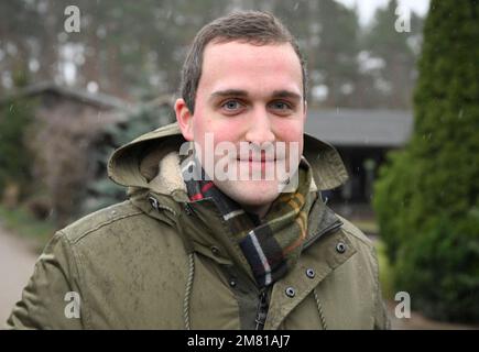 Potsdam, Deutschland. 11. Januar 2023. Kai Hamann, geschäftsführender Direktor des nationalen Jagdverbands Brandenburg (LJVB), mit Pressetermin auf der Werft Potsdam wegen der Ablehnung detaillierter Bewerbungen durch die höchste Jagdbehörde des Umweltministeriums seit November 2022. Somit sind wichtige Einkommen des nationalen Jagdverbands nichtig. Kredit: Jens Kalaene/dpa/Alamy Live News Stockfoto