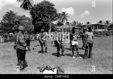 Die Marines nehmen Mitglieder der Volksarmee als Gefangene, nachdem sie während der Operation "URGENT WUT" mit dem Bataillonsmannenteam A angekommen sind. Betreff Operation/Serie: URGENT FURY Base: Carriacou Island Country: Grenada (GRD) Stockfoto