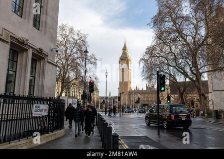 Nach London. GROSSBRITANNIEN - 01.08.2023. Eine Straße um den Parliament Square mit Blick auf Big Ben. Stockfoto
