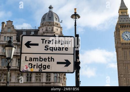 Nach London. GROSSBRITANNIEN - 01.08.2023. Fußgänger- und Straßenverkehrsschilder in Westminster. Stockfoto