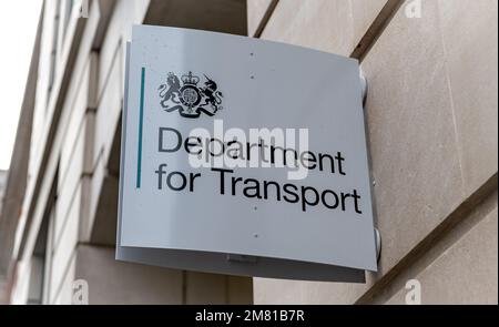 Nach London. GROSSBRITANNIEN - 01.08.2023. Das Namensschild auf dem Gebäude des Verkehrsministeriums. Stockfoto